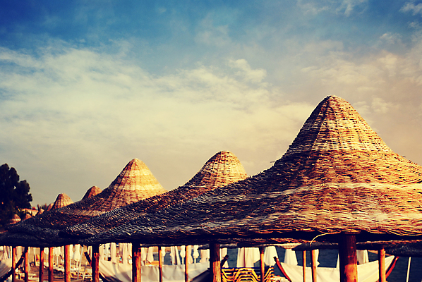 포토 JPG 해외이미지 계절 모래 바다 섬 여행 의자 우산 자연 하늘 휴가 휴식 손바닥 풍경 사람없음 물 여름 햇빛 태양 파티 여행객 맑음 일몰 수확 바 신용카드 휴게실 선탠 휴양지 복고 선베드 양산 밀짚 이국적 파라다이스 해외202004 해외포토 자연요소 손 가구 컨셉 농업 날씨 사람 이벤트 금융 노을 장소 짚 생태계 파일형식 이미지허브