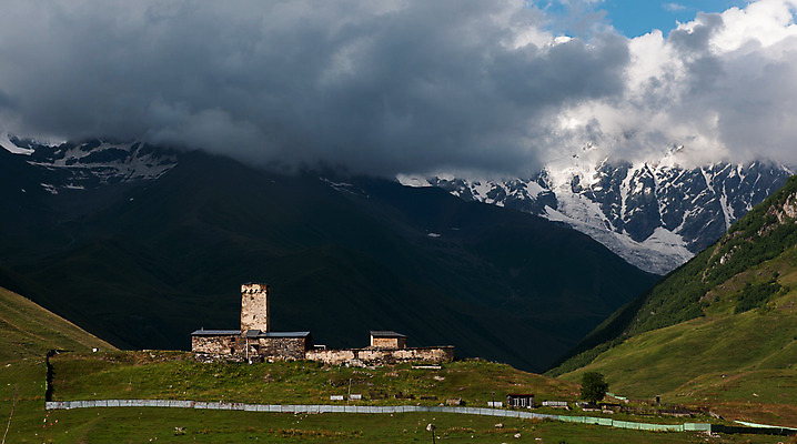 포토 JPG 해외이미지 구름 유럽 여행 자연 하늘 휴가 산 사람없음 여름 여행객 마을 탑 하이킹 조지아 해외202004 해외포토 자연요소 건축물 계절 나라 레저 사람 생태계 동유럽 파일형식 이미지허브