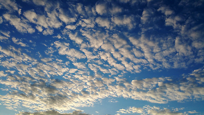 포토 JPG 해외이미지 구름 백그라운드 자연 하늘 날씨 풍경 사람없음 여름 파란색 빛 햇빛 우주 환경 흰색 솜털 해외202004 해외포토 자연요소 계절 컬러 태양 생태계 파일형식 이미지허브