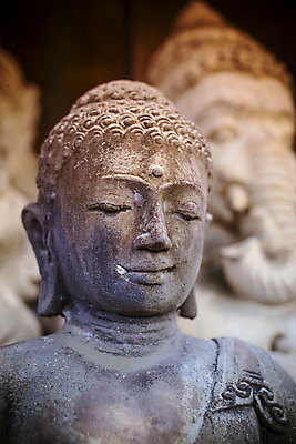 포토 JPG 해외이미지 1 전통 남자 아시아 종교 얼굴 선 조각 불교 건축양식 미술 사람 앉기 동양인 사람없음 야외 세로 조각상 수확 골동품 바위 사찰 거친 역사 심볼 묘사 명상 오브젝트 질감 복고 발리 천연기념물 그런지 숭배 옛날 스타일 해외202004 해외포토 건축 나라 섬 농업 종교건축 모션 문화예술 인종 신체부위 조형물 돌_바위 인도네시아 파일형식 이미지허브