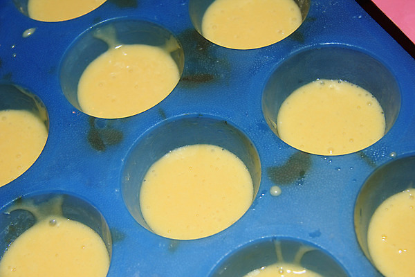 포토 JPG 해외이미지 음식 디저트 쟁반 사람없음 노란색 과자 케이크 초콜릿 신선 원형 달콤 컵케이크 굽기 반죽 스펀지 곰팡이 실리콘 타르트 페스츄리 해외202004 해외포토 도형 빵 컬러 맛 구이 파이_빵 파일형식 이미지허브