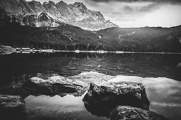 포토 JPG 해외이미지 유럽 호수 여행 컨셉 겨울 자연 휴가 산 프레임 독일 흑백 풍경 사람없음 야외 물 반사 평화 고요 황혼 거울 가을 저녁 숲 12월 명상 속도 알프스 침엽수 전나무 구성 절정 바이에른 해외202004 해외포토 자연요소 나무 계절 나라 촬영기법 일몰 날짜 야간 생태계 파일형식 이미지허브