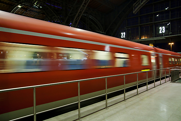 포토 JPG 해외이미지 여행 교통시설 모션 사람없음 가로 기차 역 야간 저녁 연결 교차로 속도 출퇴근 지역 단상 블러 선로 통근 해외202004 해외포토 자연요소 길 육상교통 교통 비즈니스 대중교통 시설 출근 파일형식 이미지허브