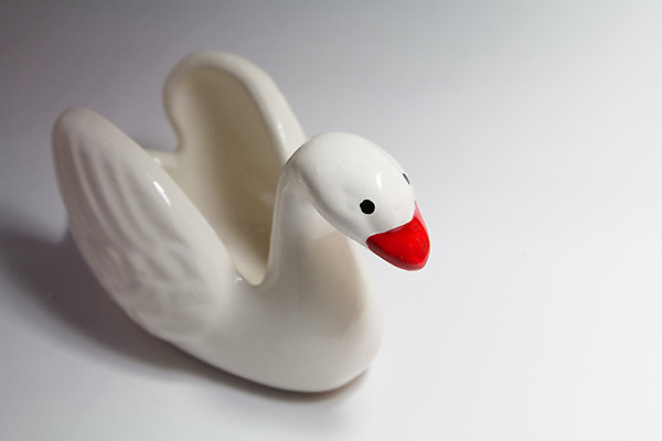 포토 JPG 해외이미지 동물 컨셉 조류 사랑 사람없음 장난감 흰색 도자기 오브젝트 흰배경 백조 해외202004 해외포토 감정 컬러 백그라운드 파일형식 이미지허브