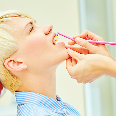 포토 JPG 해외이미지 얼굴 백그라운드 건강 치과 병원 한명 사람 성인 치료 약 화장품 환자 의사 흰색 신선 붓 입 치아 칫솔 청소 피부 입술 부식 치과의사 돌봄 미백 위생관리 치아교정 치통 의료성형뷰티 해외202004 해외포토 1 컬러 의학 모션 관리 신체부위 위생용품 뷰티 의료진 소화기관 질병 교정 파일형식 이미지허브