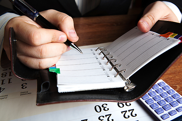 포토 JPG 해외이미지 직업 손 비즈니스 손가락 탁자 사람 사람없음 금융 숫자 펜 다이어리 공책 달력 기록 업무 비즈니스맨 오픈 계산 계획 예측 구성 해외202004 해외포토 문자 남자 가구 컨셉 문구용품 신체부위 경제 필기구 사무용품 작업 직장인 파일형식 이미지허브