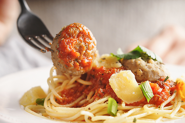 포토 JPG 해외이미지 전통 접시 손 음식 포크 토마토 탁자 치즈 파스타 건강 스파게티 육류 요리 사람없음 목재 옆모습 빨간색 초록색 식당 식사 저녁식사 이탈리아 흰색 신선 면 우아함 닫기 맛 아침식사 미트볼 지중해 먹기 허브 바질 점심식사 블러 해외202004 해외포토 나무 식물 식기 유럽 바다 뷰포인트 컬러 가구 컨셉 채소 식재료 재료 모션 유제품 서양음식 신체부위 상점 파일형식 이미지허브