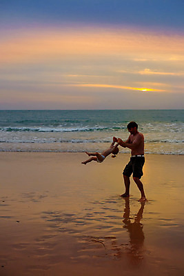 포토 JPG 해외이미지 라이프스타일 남자 딸 행복 실루엣 어린이 모래 바다 여행 2 가족 자연 놀이 하늘 휴식 함께함 건강 사랑 사람 야외 두명 여름 태양 일출 황혼 일몰 기쁨 잡기 던지기 아빠 해외202004 해외포토 자연요소 계절 감정 컨셉 관계 모션 촬영기법 생활 노을 생태계 파일형식 이미지허브