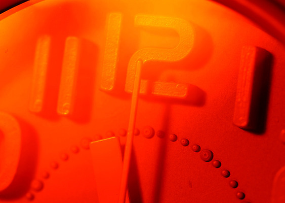 포토 JPG 해외이미지 손 시계 비즈니스 모션 아침 휴식 화살 아이디어 사람없음 사무실 금속 기계 종 시간 잠 클래식 야간 손목시계 오브젝트 복고 공포 아날로그 다이얼 통과 계량기 타이머 경보 마감 분 조언 초시계 충고 카운트다운 타종 해외202004 해외포토 주간 자연요소 컨셉 장신구 재질 신체부위 파일형식 이미지허브