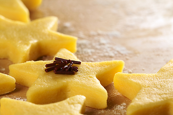 포토 JPG 해외이미지 모양 별 음식 크리스마스 휴가 디저트 사람없음 가로 쿠키 초콜릿 사진촬영 고명 달콤 굽기 뿌리기 준비 서식 날것 반죽 밀가루 페스츄리 해외202004 해외포토 자연요소 기념일 빵 모션 촬영 맛 가루 구이 파일형식 이미지허브