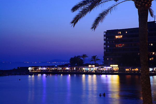 포토 JPG 해외이미지 선 모래 바다 여행 휴가 전등 사람없음 물 여름 모래사장 반사 평화 침묵 고요 황혼 일몰 스페인 저녁 소프트포커스 지중해 보케 블러 해외202004 해외포토 자연요소 계절 유럽 컨셉 조명 촬영기법 노을 소리 야간 파일형식 이미지허브