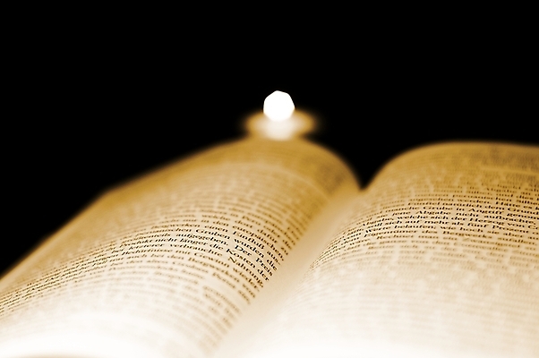 포토 JPG 해외이미지 교육 종교 크리스마스 학교 따뜻함 사람없음 책 빛 스터디 교회 우주 믿음 검은색 성경 어둠 골동품 오픈 예수 도서관 읽기 페이지 신성 신앙심 카피스페이스 해외202004 해외포토 기념일 감정 컬러 종교용품 종교건축 모션 건물 학습 공백 신_종교 파일형식 이미지허브