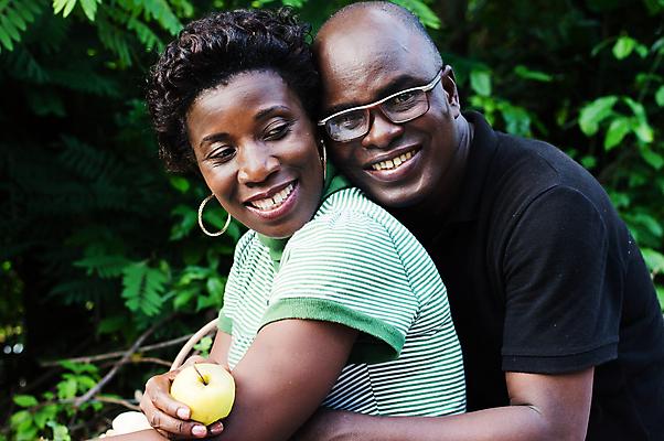 포토 JPG 해외이미지 라이프스타일 커플 여자 남자 행복 포옹 자연 함께함 사랑 사람 야외 두명 초록색 터치 흰색 직물 사과 먹기 열정 해외202004 해외포토 감정 컬러 컨셉 과일 관계 안기 모션 생활 생태계 파일형식 이미지허브