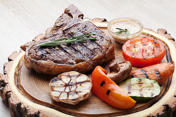 포토 JPG 해외이미지 토마토 채소 부분 파프리카 마늘 육류 스테이크 요리 사람없음 목재 식사 버섯 당근 소고기 튀김 고명 그릴 바비큐 강의 굽기 머스터드 메인 준비 로즈메리 등심 주키니 해외202004 해외포토 나무 음식 식재료 재료 주방용품 뿌리채소 서양음식 소스_음식 구이 허브 파일형식 이미지허브