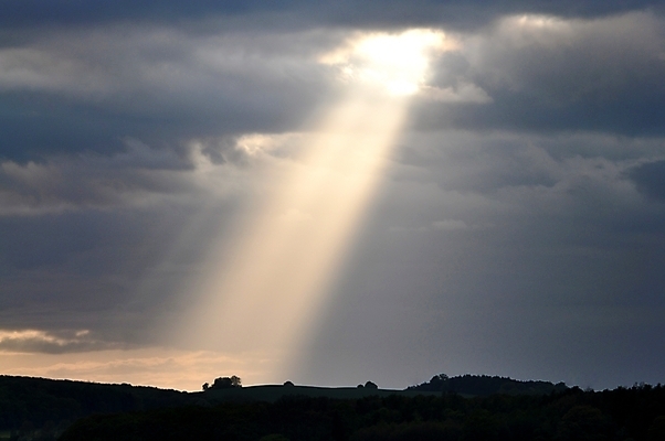 포토 JPG 해외이미지 구름 자연 하늘 사람없음 빛 햇빛 태양 검은색 어둠 희망 광선 흰색 번개 폭풍 해외202004 해외포토 자연요소 감정 컬러 날씨 생태계 파일형식 이미지허브