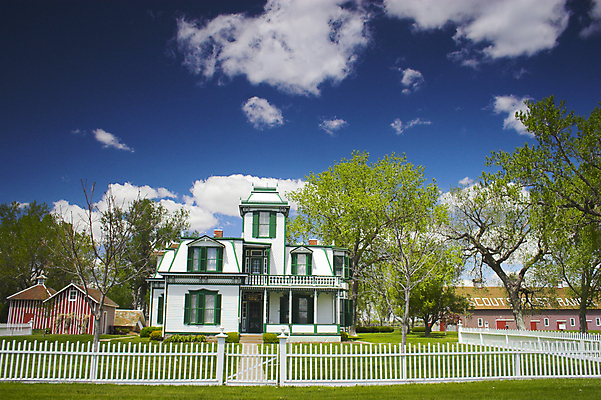 포토 JPG 해외이미지 구름 디자인 건축양식 창문 하늘 주택 사람없음 건물 초록색 파란색 문 수확 흰색 시골 역사 우아함 오두막 맨션 박물관 계산서 외양간 빅토리아 서쪽 옛날 특별함 스타일 해외202004 해외포토 자연요소 건축물 건축 컬러 컨셉 농업 방향 파일형식 이미지허브