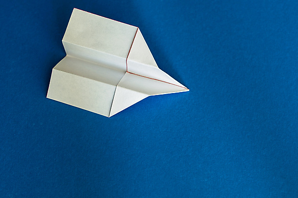 포토 JPG 해외이미지 종이 실내 사람없음 한개 종이비행기 파란배경 해외202004 해외포토 1 백그라운드 내부 파란색 종이접기 파일형식 이미지허브