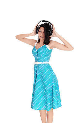 포토 JPG 해외이미지 1 라이프스타일 드레스 여자 행복 음악 백그라운드 장난 노래 갈색머리 한명 미소 사람 20대 성인 세로 파란색 헤드폰 소리 꿈 듣기 흰색 표현 화려 날씬함 흥분 히스패닉 고립 해외202004 해외포토 헤어스타일 옷 감정 컬러 음향기기 컨셉 모션 문화예술 표정 청년 생활 몸매 파일형식 이미지허브