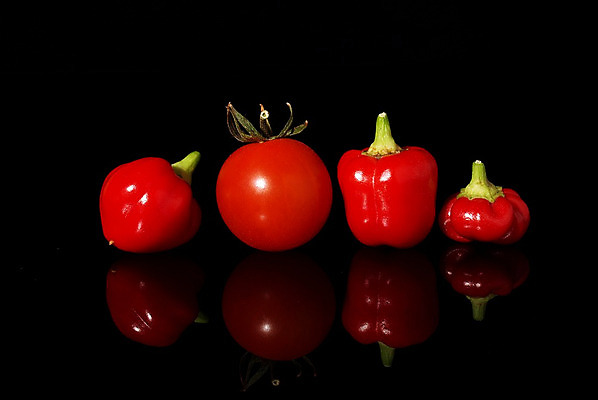 포토 JPG 해외이미지 백그라운드 토마토 채소 사람없음 빨간색 검은색 후추 해외202004 해외포토 컬러 향신료 파일형식 이미지허브