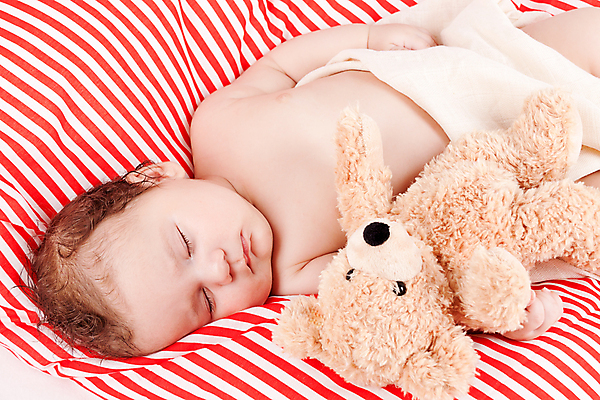 포토 JPG 해외이미지 백인 딸 아들 얼굴 가족 베개 휴식 친절 사랑 한명 소년 빨간색 평화 줄무늬 흰색 침대 아기 신생아 잠 담요 부드러움 걸음마 천진난만 취침시간 해외202004 해외포토 서양인 1 남자 감정 어린이 컬러 가구 컨셉 무늬 관계 침구 모션 사람 신체부위 감각 파일형식 이미지허브