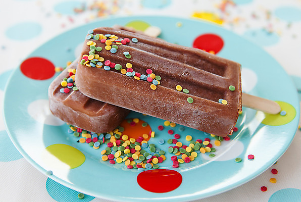 포토 JPG 해외이미지 접시 음식 디저트 사탕 사람없음 가로 컬러풀 파티 초콜릿 달콤 정크푸드 뿌리기 꽃가루 레시피 핸드메이드 해외202004 해외포토 식기 컬러 모션 이벤트 맛 가루 파일형식 이미지허브