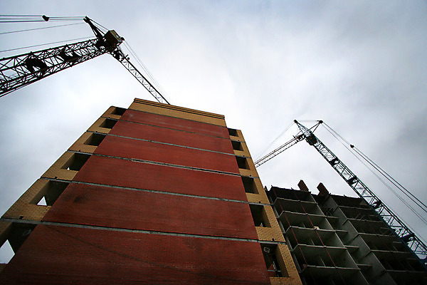 포토 JPG 해외이미지 산업 밧줄 벽 하늘 벽돌 사람없음 건물 힘 기계 화물 도시 업무 기중기 리프트 리프팅 해외202004 해외포토 건축물 줄 운송업 작업 중장비 파일형식 이미지허브