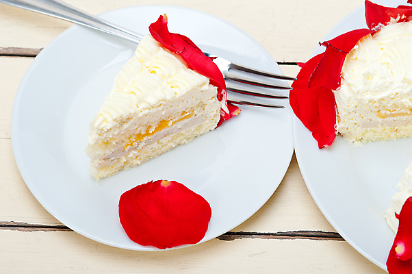 포토 JPG 해외이미지 접시 꽃잎 조각 포크 단면 사람없음 장미 케이크 달콤 생크림 망고 나무배경 해외포토 식기 꽃 백그라운드 디저트 맛 크림 열대과일 파일형식 이미지허브