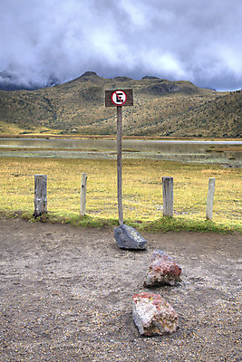 포토 JPG 해외이미지 구름 공원 호수 여행 텍스트 자연 산 경고 사람없음 야외 목재 물 갈색 금지 정보 탐험 막대기 황무지 남아메리카 주차 묘사 사인 먼지 암초 봉 에콰도르 규칙 흐림 규정 뿌연 전국 해외202004 해외포토 자연요소 나무 공공시설 컬러 재료 날씨 아메리카 생태계 파일형식 이미지허브