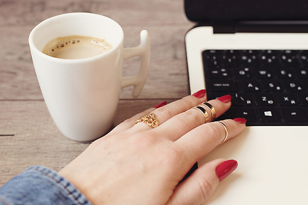 포토 JPG 해외이미지 학생 라이프스타일 손 여자 커피 음료 인터넷 비즈니스 통신 손가락 탁자 모바일 주택 사람 앉기 사람없음 컵 노트북 컴퓨터 사무실 상점 공책 카페 수확 타이핑 키보드 기록 반지 업무 서핑 닫기 정상 손톱 무선전화기 스마트 책상 온라인 소셜 아기사슴 해외202004 해외포토 식기 새끼 가구 컨셉 농업 장신구 모션 사슴 문구용품 건물 생활 신체부위 전자제품 수상스포츠 작업 전화기 파일형식 이미지허브