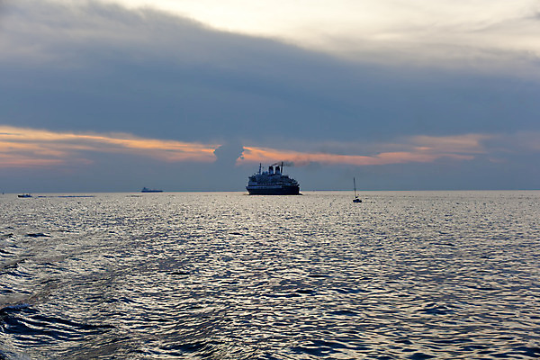 포토 JPG 해외이미지 파도 바다 교통시설 항해 풍경 사람없음 물 파란색 강 세계 태양 일몰 서핑 크리스탈 땅 군용 성적 선원 일반 네비게이션 루트 쟁기 해외202004 해외포토 자연요소 교육 컬러 교통 배_교통 군대 노을 수상스포츠 광석 시설 파일형식 이미지허브