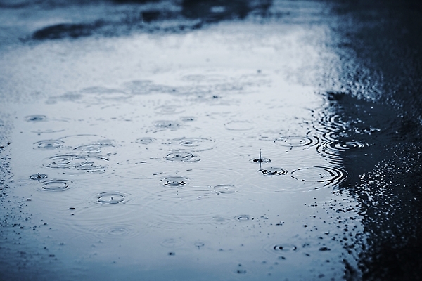 포토 JPG 해외이미지 물결 파도 여행 날씨 거리 바닥 그림자 사람없음 야외 물 파란색 어둠 젖음 흐름 도시 원형 액체 보행자 수면 보행로 닫기 떨어짐 빗방울 질감 웅덩이 시티라이프 폭풍 흐림 옛날 잔물결 스플래쉬 해외202004 해외포토 자연요소 도형 라이프스타일 길 바다 컬러 컨셉 모션 비_날씨 파일형식 이미지허브