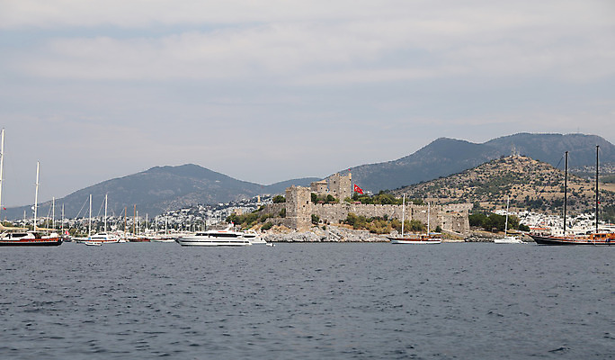 포토 JPG 해외이미지 바다 여행 건축양식 교통시설 사람없음 파란색 항구 만 보트 성 언덕 칠면조 해외202004 튀르키예 해외포토 건축물 건축 아시아 컬러 교통 배_교통 조류 시설 파일형식 이미지허브