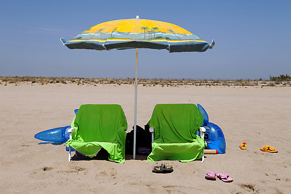 포토 JPG 해외이미지 모래 바다 의자 우산 휴가 휴식 슬리퍼 사람없음 여름 수건 장난감 맑음 양산 해외202004 해외포토 계절 가구 신발 컨셉 날씨 위생용품 파일형식 이미지허브