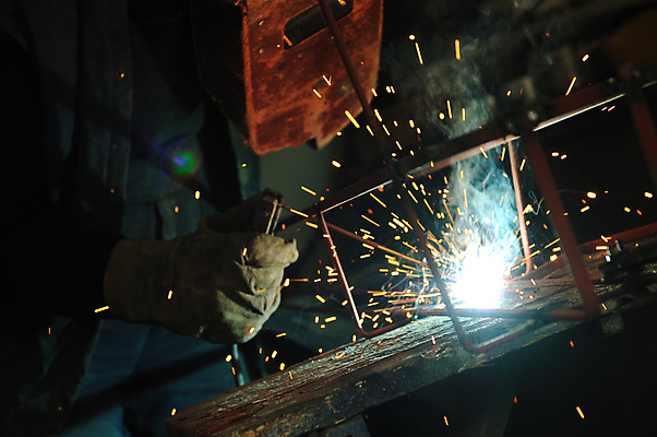 포토 JPG 해외이미지 남자 실내 한명 상반신 성인 옆모습 빛 잡기 업무 연기 불똥 용접 용접공 용접기 용접마스크 철강 성인남자한명만 해외202004 해외포토 직업 1 뷰포인트 모션 마스크 사람 내부 작업 남자한명만 성인남자만 파일형식 이미지허브