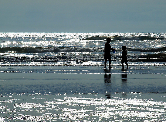 포토 JPG 해외이미지 전신 구름 여자 남자 행복 실루엣 어린이 바다 가족 휴가 함께함 소녀 소년 야외 두명 여름 일몰 휴양지 어린이만 해외202004 해외포토 자연요소 계절 감정 컨셉 관계 촬영기법 사람 노을 장소 파일형식 이미지허브