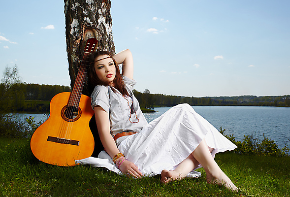 포토 JPG 해외이미지 주간 전신 나무 여자 호수 음악 휴식 한명 앉기 성인 야외 옆모습 기타 성인여자한명만 해외202004 해외포토 자연요소 식물 1 뷰포인트 컨셉 모션 현악기 문화예술 사람 여자한명만 성인여자만 파일형식 이미지허브