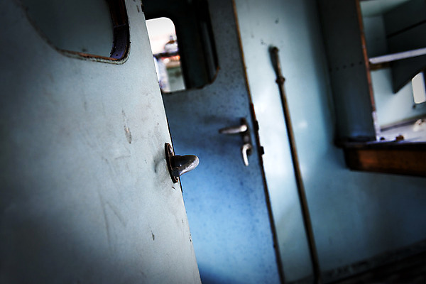 포토 JPG 해외이미지 디자인 산업 백그라운드 주택 손잡이 사람없음 건물 파란색 문 금속 손상 수확 흰색 무서움 버리기 부식 질감 보안 대문 문고리 옛날 스타일 해외202004 해외포토 건축물 감정 컬러 컨셉 농업 모션 재질 안전 파일형식 이미지허브