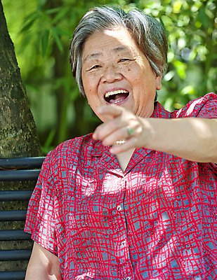포토 JPG 해외이미지 시선 여자 행복 아시아 할머니 가족 엄마 휴식 친절 함께함 사랑 한명 미소 사람 동양인 성인 중국 기쁨 회색 하트 결합 쇼 동쪽 옛날 생존 존경 해외202004 해외포토 모양 1 노년 감정 나라 컬러 컨셉 관계 표정 인종 방향 파일형식 이미지허브