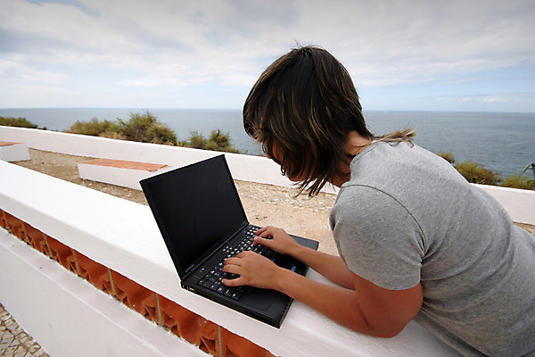 포토 JPG 해외이미지 남자 행복 파도 바다 인터넷 비즈니스 통신 손가락 놀이 열쇠 한명 초록색 물 노트북 컴퓨터 스크린 공책 긴급 키보드 업무 네트워크 날짜 메시지 오브젝트 와이파이 타입 인터넷주소 키패드 하드웨어 사용자 해외202004 해외포토 자연요소 1 손 감정 컬러 문구용품 사람 전자제품 작업 무선인터넷 파일형식 이미지허브