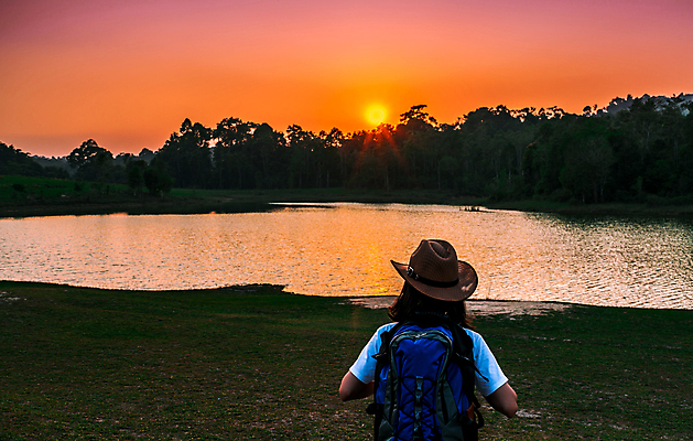 포토 JPG 해외이미지 나무 구름 라이프스타일 공원 여자 행복 아시아 여행 오렌지 자연 하늘 성공 휴식 따뜻함 서기 사람 동양인 풍경 잔디 성인 사람없음 야외 빨간색 초록색 여름 햇빛 여행객 일몰 기쁨 하이킹 자유 관찰 신선 숲 내추럴 백패커 혼자 해외202004 해외포토 자연요소 식물 계절 공공시설 감정 나라 컬러 컨셉 과일 모션 레저 인종 생활 태양 노을 생태계 파일형식 이미지허브