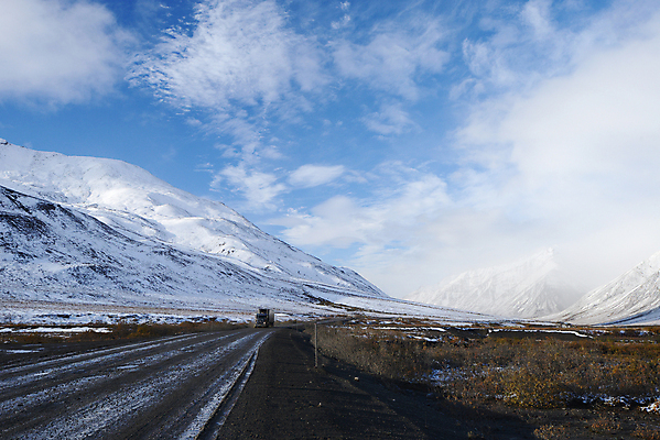 포토 JPG 해외이미지 계절 공원 도로 여행 겨울 자연 벽지 하늘 휴가 산 경사 사람없음 파란색 얼음 추위 흰색 고속도로 황무지 북극 북쪽 통과 알래스카 전국 절정 해외202004 해외포토 자연요소 공공시설 길 컬러 교통시설 미국 극지방 방향 생태계 파일형식 이미지허브