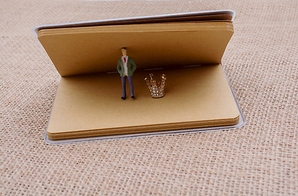 포토 JPG 해외이미지 왕관 실내 사람없음 공책 미니어처 인물미니어처 갈색배경 해외202004 해외포토 백그라운드 문구용품 내부 갈색 모형 파일형식 이미지허브