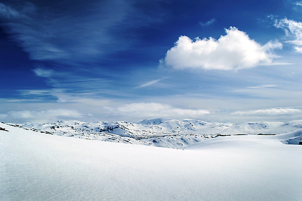 포토 JPG 해외이미지 구름 여행 겨울 자연 휴가 휴식 산 노르웨이 풍경 경사 사람없음 야외 파란색 빛 햇빛 평화 맑음 얼음 추위 흰색 황무지 고독 정상 고도 언덕 산등성이 빙하 서리 장면 지역 북쪽 눈내림 수평선 해외202004 해외포토 자연요소 계절 감정 유럽 컬러 컨셉 날씨 눈_날씨 태양 방향 생태계 파일형식 이미지허브