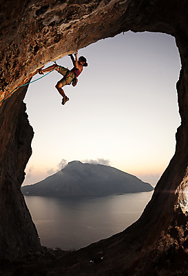 포토 JPG 해외이미지 주간 전신 여자 바다 섬 하늘 매달리기 한명 성인 야외 옆모습 잡기 암벽 암벽등반 암벽등반가 성인여자한명만 해외202004 해외포토 자연요소 1 뷰포인트 모션 사람 등산 여자한명만 성인여자만 파일형식 이미지허브