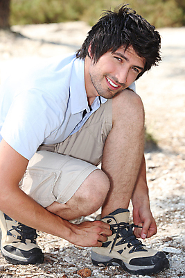 포토 JPG 해외이미지 백인 남자 행복 얼굴 신발 티셔츠 반바지 휴가 부츠 한명 미소 20대 야외 여름 갈색 검은색 어둠 하이킹 흰색 무릎꿇기 해외202004 해외포토 레이스천 서양인 1 계절 감정 컬러 셔츠 바지 모션 레저 표정 사람 청년 신체부위 직물 파일형식 이미지허브