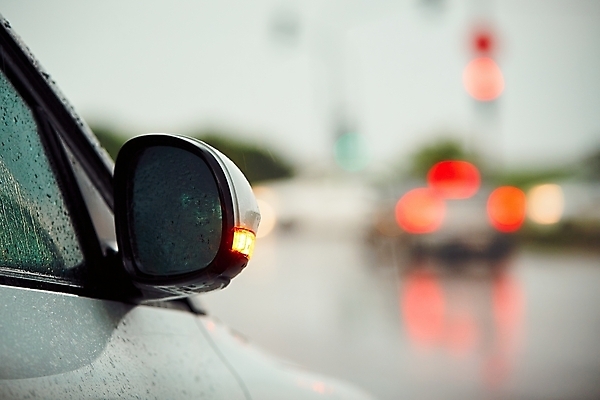 포토 JPG 해외이미지 도로 여행 창문 교통시설 자동차 유리 날씨 거리 사람없음 빨간색 물 빛 운전 젖음 흐름 도시 액체 떨어짐 위험 빗방울 교차로 시티라이프 타운 방법 해외202004 해외포토 자연요소 라이프스타일 길 육상교통 컬러 교통 컨셉 모션 재질 비_날씨 시설 파일형식 이미지허브