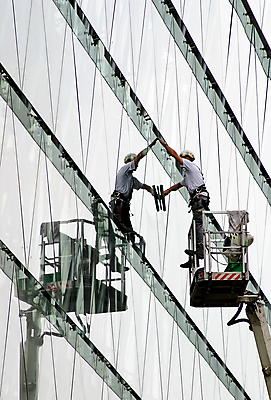 포토 JPG 해외이미지 주간 전신 남자 외벽 한명 빌딩 성인 야외 건물 옆모습 반사 작업 기중기 리프트 닦기 청소부 유리창청소 성인남자한명만 해외202004 외벽청소 해외포토 자연요소 직업 1 건축물 벽 뷰포인트 모션 사람 중장비 청소 남자한명만 성인남자만 파일형식 이미지허브