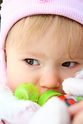 포토 JPG 해외이미지 백인 1 응시 여자 딸 얼굴 음료 어린이 한명 사람 야외 주스 아기 작음 유일 해외202004 해외포토 서양인 시선 가족 신체부위 크기 파일형식 이미지허브