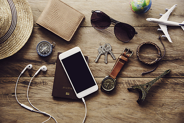 포토 JPG 해외이미지 라이프스타일 디자인 옷 안경 여행 백그라운드 신발 컨셉 지도 장신구 모바일 휴가 사람 사람없음 목재 파란색 스마트폰 선글라스 세계 유행 카메라 여행가방 청바지 지갑 정상 모험가 스마트 손목시계 준비 여권 짐싸기 해외202004 해외포토 나무 잡화 시계 컬러 가방 재료 바지 생활 전자제품 핸드폰 스마트기기 파일형식 이미지허브