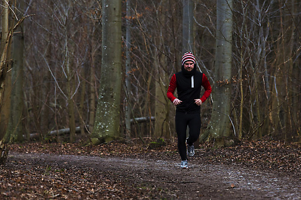 포토 JPG 해외이미지 나무 백인 라이프스타일 웰빙 응시 남자 스포츠 겨울 청소년 자연 건강 덴마크 한명 사람 성인 야외 빨간색 운동복 달리기 조깅 운동 활발 추위 숲 결심 남자한명만 성인만 그루밍족 해외202004 해외포토 서양인 식물 1 시선 옷 계절 컬러 컨셉 모션 북유럽 생활 뷰티 생태계 남자만 파일형식 이미지허브